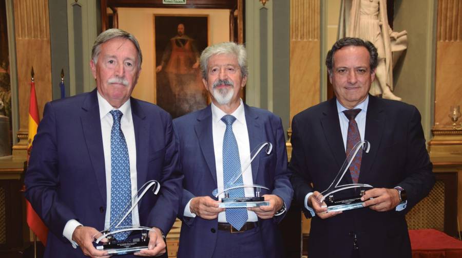 De izquierda a derecha, Gonzalo Sanz, consejero delegado de Grupo Romeu; Fernando Rodríguez Sousa, vicepresidente de Seur; y Juan Pablo Lázaro, presidente ejecutivo de Sending. Foto M.J.