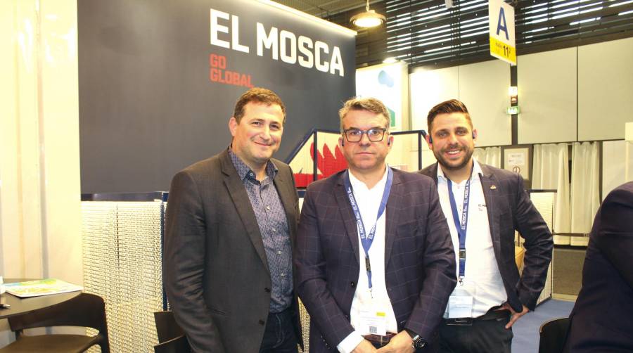 José Antonio Hernández Gómez (centro), director general de El Mosca, y José Poveda (derecha), director de España y Portugal, junto a un cliente durante Fruit Logistica. Foto B.C.