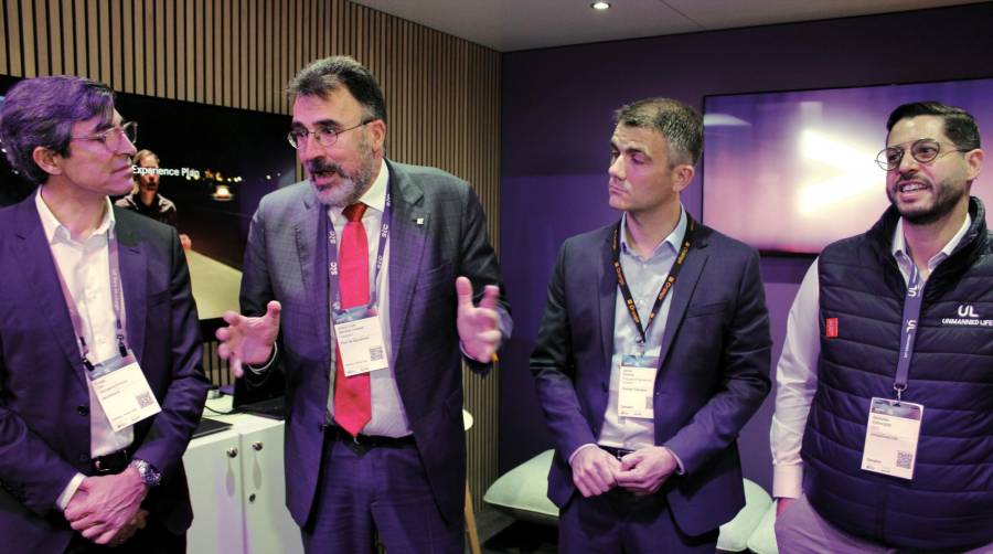 César Cid, director Accenture España; Lluís Salvadó, presidente de Port de Barcelona, Javier Olveira, director de Preventa de Orange España; y Nicholas Zylberglaj,CEO de Unmanned Life. Foto M.V.