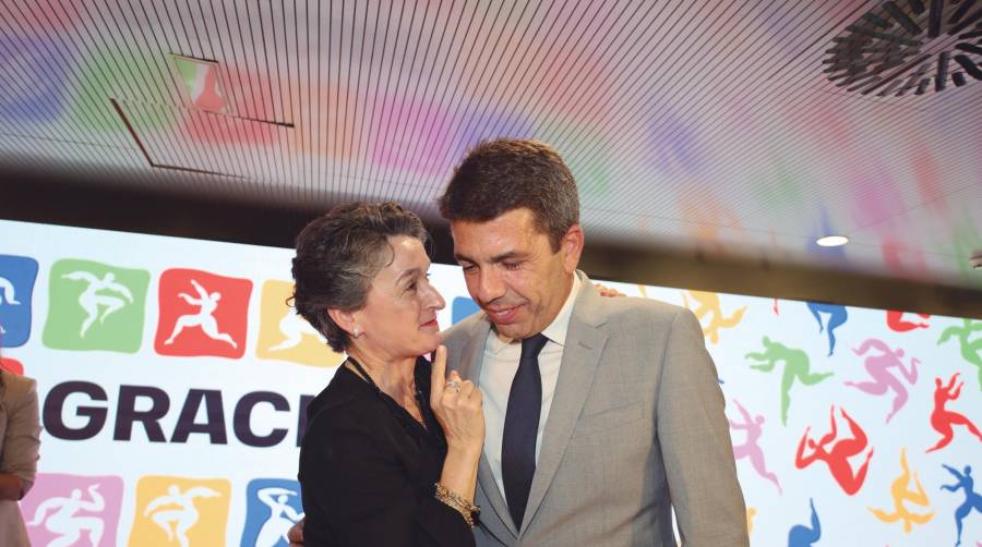 Mar Chao, presidenta de la APV, conversando con Carlos Mazón, presidente de la Generalitat Valenciana. Foto R.T.