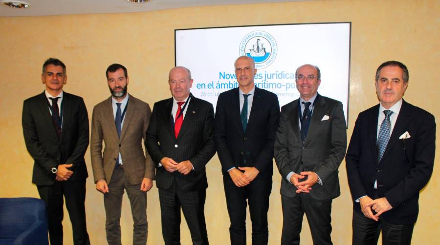 Desde la izquierda: Carlos López-Quiroga, presidente de la AEDM; Benito Núñez, director general de la Marina Mercante; Ricardo Barkala, presidente de la Autoridad Portuaria de Bilbao; Víctor Jiménez, presidente de la Asamblea General de la OMI; Pancho Peleteiro, socio director de Zamorano &amp; Peleteiro; Mikel Arieta-araunabeña, director gerente de la Cámara de Comercio de Bilbao. Foto J.P.