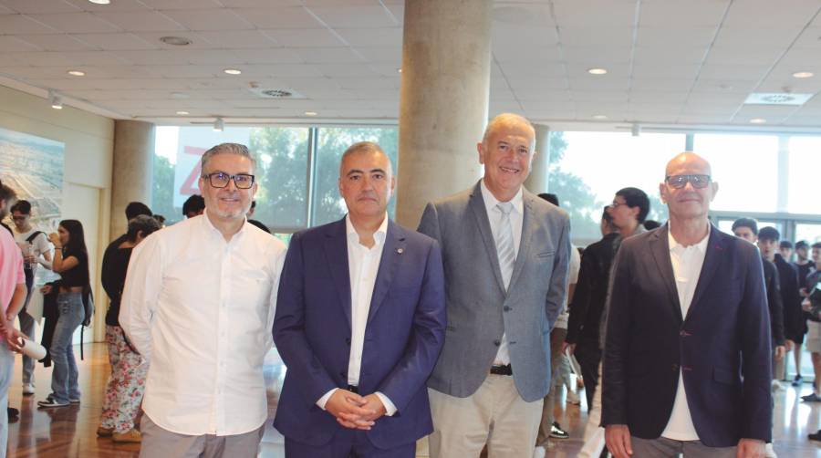 De izquierda a derecha: Enric Colomer, Cap d’Estudis Adjunt del INS Les Salines; Salvador Richart, presidente de la Asociación de Consignatarios de Barcelona; Miquel Ángel Noval, director del INS Les Salines; y Alex Ferrándiz, gerente de la Asociación de Consignatarios de Barcelona. Foto C.C.