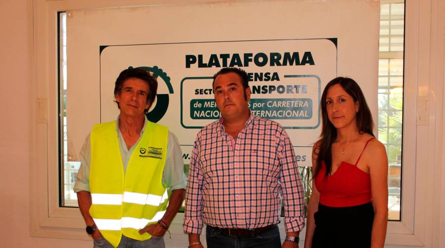 Desde la izquierda: Miguel Cánovas, secretario nacional; Manuel Hernández, presidente; y Mari Carmen Espinar, miembro del equipo nacional de trabajo y representante de la delegación de Alicante, de Plataforma Nacional. Foto B.C.