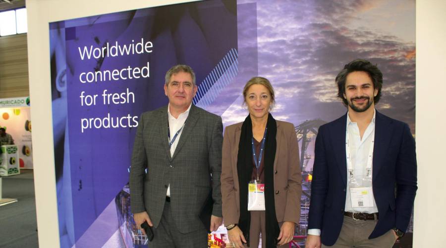 Desde la izquierda: Lluis París, jefe del área de Short Sea Shipping, graneles y automóviles de la APB; Carla Salvadó, subdirectora general de Comercial y Marketing; y Javier Méndez, SSS Manager. Foto B.C.