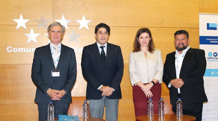 La secretaria general de Transportes, María José Rallo, y el consejero de Transportes de la Comunidad de Madrid, David Pérez, respaldaron la celebración del Madrid Air Cargo Day de Foro MADCargo, cuyo presidente, Jesús Cuéllar, aparece en la imagen acompañado también por el presidente de ALACAT, Moisés Solís.