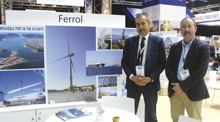 Javier Calviño, jefe de Desarrollo Portuario y Dominio Público y Julio Hernández jefe del Departamento de Explotación de la Autoridad Portuaria de Ferrol San Cibrao. Foto J.C.P.