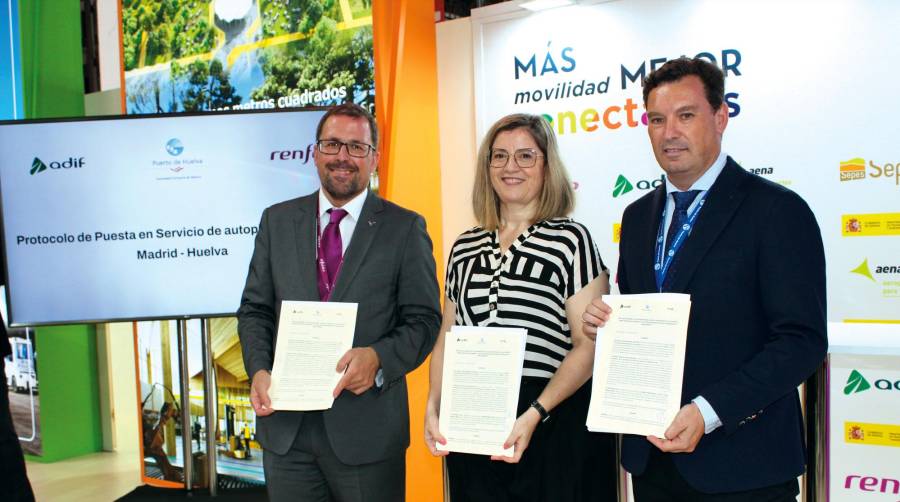 Desde la izquierda, Raül Blanco, presidente de Renfe; María Luisa Domínguez, presidenta de Adif; y Manuel Alberto Santana, presidente de la APH, esta mañana durante la firma del protocolo. Foto B.C.