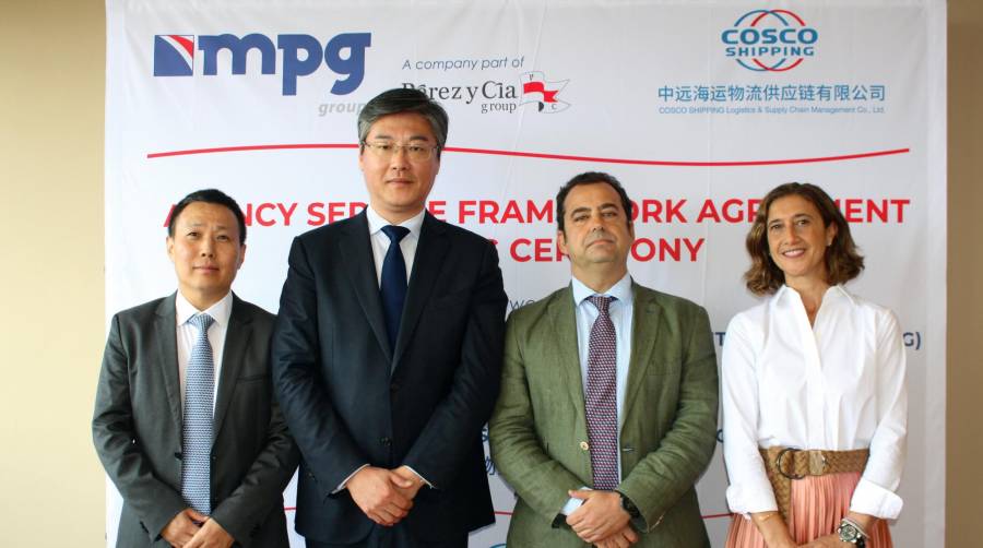 De izquierda a derecha, Du Tinggang, deputy general manager de Container Logistics Division de COSCO; Fupeng, executive vicepresident de COSCO Shipping Logistics Supply Chain Limited; Javier Ferrer, CEO y presidente de Pérez y Cía Group; y Carmen Amador, directora general de MPG Group. Foto J.P.