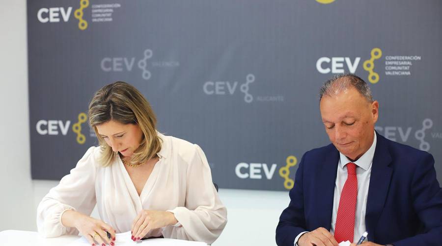 El convenio ha sido firmado por la Rectora Magnífica de VIU, Eva María Giner y el presidente de la CEV, Salvador Navarro.