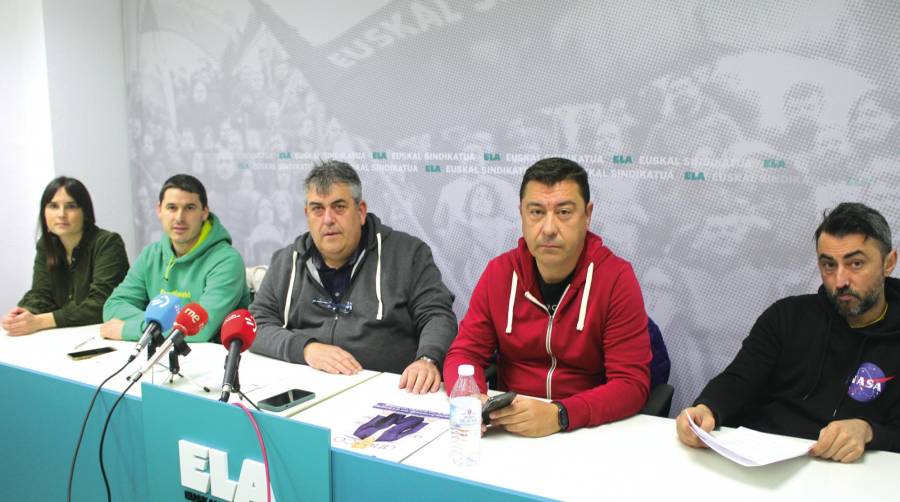 Aitor Landaburu (centro) delegado y portavoz de ELA en el comité de empresa de Bilboestiba CPE, junto con miembros del sindicato. Foto J.P.