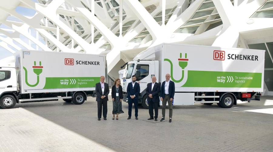 Acto de entrega de dos camiones eléctricos a DB Schenker