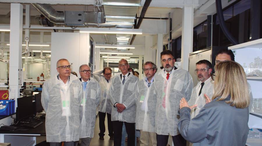 Pere Navarro, delegado especial del Estado en el Consorcio de la Zona Franca de Barcelona y Lluís Salvadó, presidente de la AP de Barcelona, junto con el equipo de SGS y miembros de la embajada de Suiza en España durante la visita de las nuevas instalaciones de SGS en el recinto del Consorci de la Zona Franca. Foto C.C.