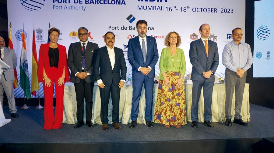 De izquierda a derecha, Carla Salvadó, directora comercial de la Autoridad Portuaria de Barcelona; Anil Radhakrishnan, presidente de la cámara de Comercio e industria de Bombay; Shyam Jagannathan, director general de Navegación del Ministerio de Puertos y Navegación del Gobierno de la India; Lluís Salvadó, presidente de la Autoridad Portuaria de Barcelona; Ester Capella, consellera de Mobilitat de la Generalitat de Catalunya; y Bhabtosh Chand, Dy Conservator of the Mumbai Port Trust. Foto F.V.