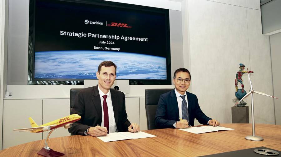 Tobias Meyer, CEO de DHL junto a Lei Zhang, presidente del Grupo Envision, en la firma del acuerdo.