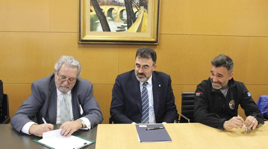 Javier Vidal, presidente de Estibarna Centro Portuario de empleo en el puerto de Barcelona; Lluís Salvadó, presidente de la Autoridad Portuaria de Barcelona; y Albert Gil, representante de los estibadores de la plantilla de Estibarna-CPE. Foto: J.P.