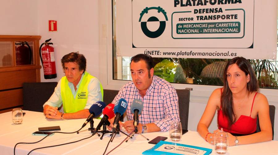 Desde la izquierda: Miguel Cánovas, secretario nacional; Manuel Hernández, presidente; y Mari Carmen Espinar, miembro del equipo nacional de trabajo y representante de la delegación de Alicante, de Plataforma Nacional. Foto B.C.