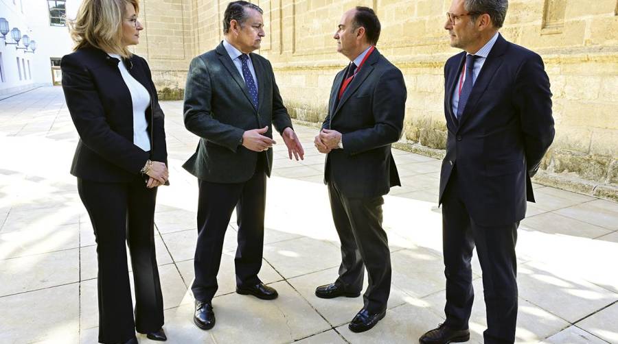 Antonio Sanz, consejero de la Presidencia, Interior, Diálogo Social y Simplificación Administrativa tras la sesión del Parlamento de Andalucía, junto al presidente de la APBA, Gerardo Landaluce.