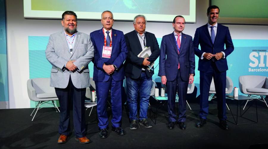 Moisés Solís, presidente de ALACAT; Pere Navarro, delegado especial del Estado en el CZFB; Enric Ticó, presidente de FETEIA-OLTRA; Alejandro Arola, presidente de la Federación Internacional de Operadores Económicos Autorizados y Gustavo González de Vega, expresidente de la Asociación de Zonas Francas de las Américas (AZFA). Foto FV