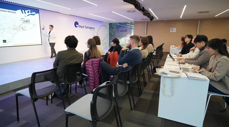 Durante el encuentro, organizada por la agencia Acción, se han explicado las líneasestratégicas en las que trabaja la Autoridad Portuaria de Tarragona.