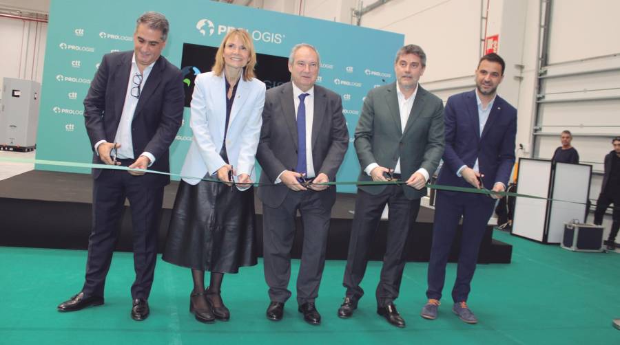 Desde la izquierda: Luís Rodríguez, director financiero de CTT Express; Lluïsa Moret, alcaldesa de Sant Boi de Llobregat; Jordi Hereu, ministro de Industria y Turismo; Cristian Oller, director de Prologis Sur de Europa y Pol Gibert, secretario general del Departamento de Empresa y Trabajo de la Generalitat de Catalunya. Foto C.C.