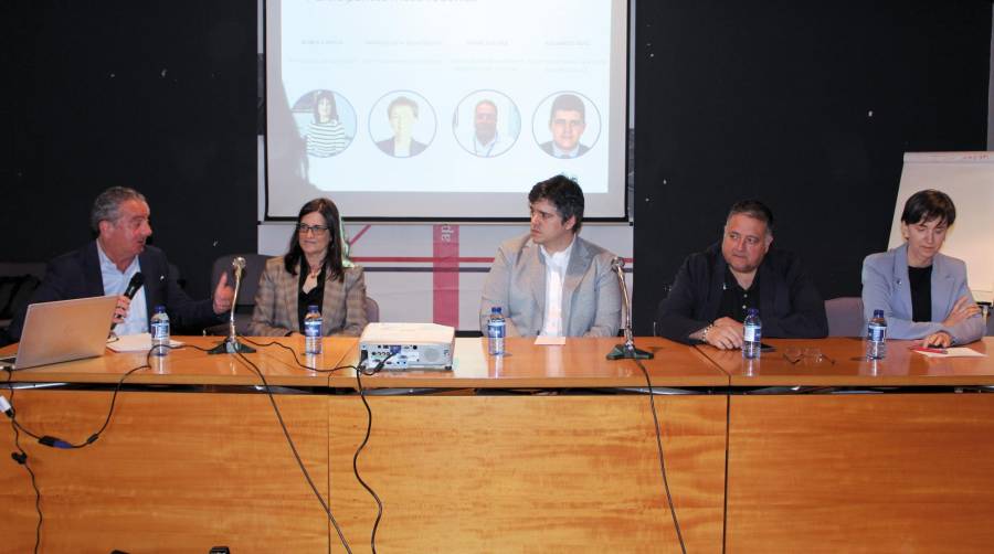 Desde la izquierda: Fran Manzano, gerente de Igarle; Sonia García, presidenta de Asetrabi; Eduardo Ruiz, Departamento Calidad de Abian Service; Jaime Luezas, jefe de Área Servicios a la Comunidad Portuaria de Puertos del Estado; Inmaculada Ugarteche, directora de UniportBilbao. Foto J.P.