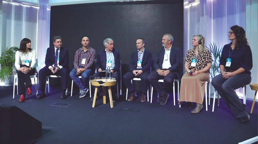 El director de Sostenibilidad Ambiental de Port de Barcelona, Héctor Calls (cuarto por la derecha), participó en la mesa redonda “La energía y el mar: las nuevas fronteras”, en el marco del Maritime Hub que se celebra en Barcelona. Foto M.V.