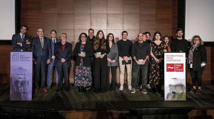 El director general de la Autoridad Portuaria de Valencia, Francesc Sánchez (cuarto por la izquierda), ha participado en la entrega de los XXI Premios Cerámica.