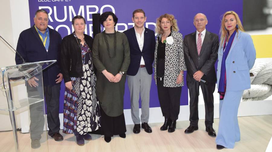 Desde la izquierda: Jaime Luezas, jefe de área de Servicios a la Comunidad Portuaria de Puertos del Estado; Genoveva Climent, directora Comercial de Port Tarragona; Mar Pérez, Cruise Manager en Port de Barcelona; Fernando Pacheco, director general de MSC Cruceros España; Francesca Antonelli, responsable de Cruceros en la AP de Valencia; Carlos Rubio, presidente de la AP de Málaga; y Mónica Bautista, directora comercial de la AP de Alicante, ayer en Fitur. Foto B.C.