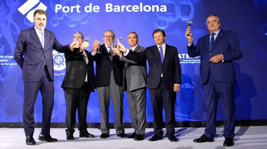 Lluí Salvadó, presidente de Port de Barcelona; Jordi Trius, ex-presidente de la Asociación de Agentes Consignatarios de Buques de Barcelona; Javier Vidal, presidente de la Asociación de Empresas Estibadoras Portuarias de Barcelona; Salvador Richart, presidente de la Asociación de Agentes Consignatarios de Buques de Barcelona; Antonio Llobet, presidente de COACAB y Emili Sanz, presidente de ATEIA-OLTRA Barcelona. Foto J.P.M.