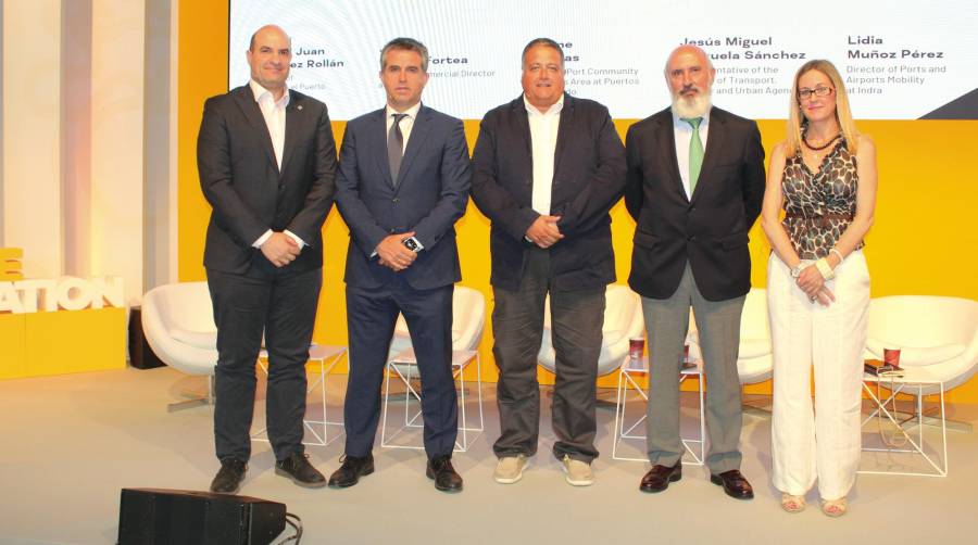 Miguel Jiménez Rollán, director de Diario del Puerto; Javier García Fortea, sudirector comercial de Adif; Jaime Luezas Alvarado, jefe de área de servicios de la comunidad portuaria de Puertos del Estado; Jesús Zarzuela Sánchez, vocal asesor en el MITMA ; y Lidia Muñoz Pérez, directora de puertos y aeropuertos de Mobility en Indra. Foto Bárbara Cordero.