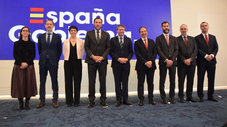 Roser Obrer, directora general de Transporte por Carretera; Ángel Contreras, presidente de Adif y Adif AV; Marta Elia Serrano, secretaria general de Transporte Terrestre; Óscar Puente, ministro de Transportes; José Antonio Santano; Jesús Manuel Gómez, subsecretario de Transportes y Movilidad Sostenible; Benito Núñez, secretario general de Transporte Aéreo y Marítimo; Carlos María Juárez, director general del Sector Ferroviario; y Gustavo Santanta, director general de la Marina Mercante. Fotos B.C.