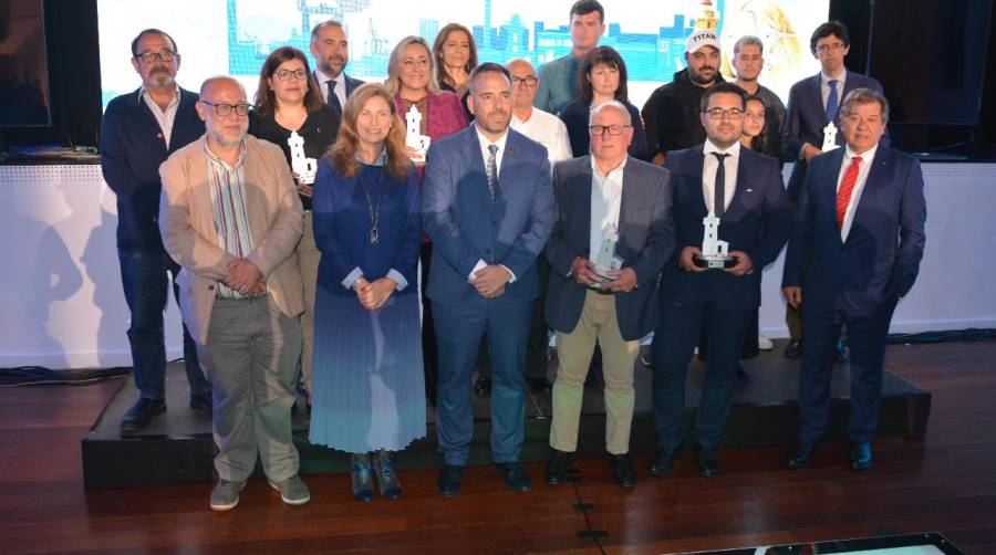 Rafa Simó, presidente de la Autoridad Portuaria de Castellón; y Amparo Marco, alcaldesa de Castellón (tercero y segunda por la izquierda), junto a los premiados en la octava edición de los Premios Faro de PortCastelló. Foto: Raúl Tárrega.