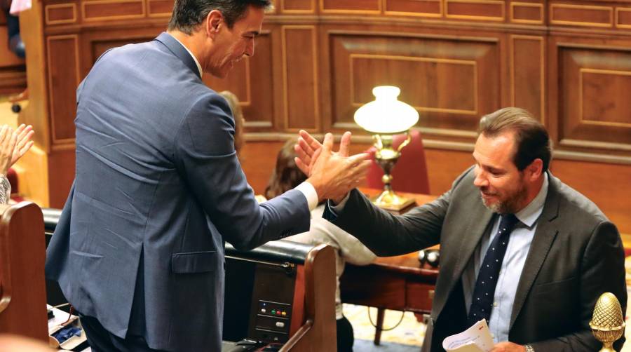 Óscar Puente choca la mano de Pedro Sánchez durante el debate de investidura de Alberto Núñez Feijóo.