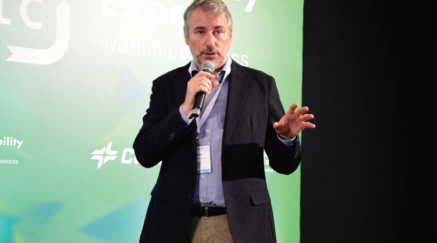 Raúl Cascajo, jefe de Proyectos Ambientales de la Autoridad Portuaria de Valencia, durante su intervención ayer en el eMobility Expo World Congress. Foto R. T.