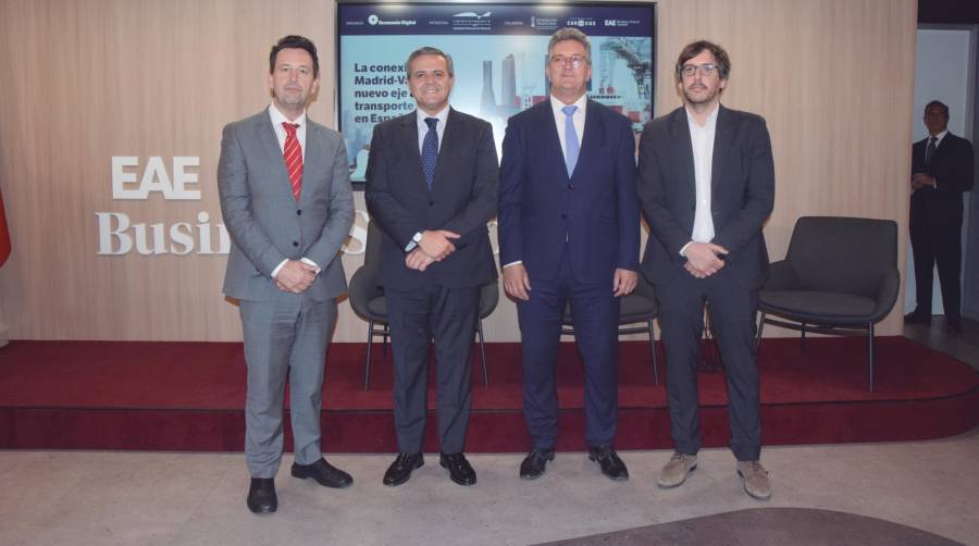 José María López, decano de EAE; Jorge Rodrigo, consejero de Transportes de la Comunidad de Madrid; Vicente Martínez, consejero de Infraestructuras de la Comunidad Valenciana; y Bernat García, director de Economía Digital. Foto M.C.