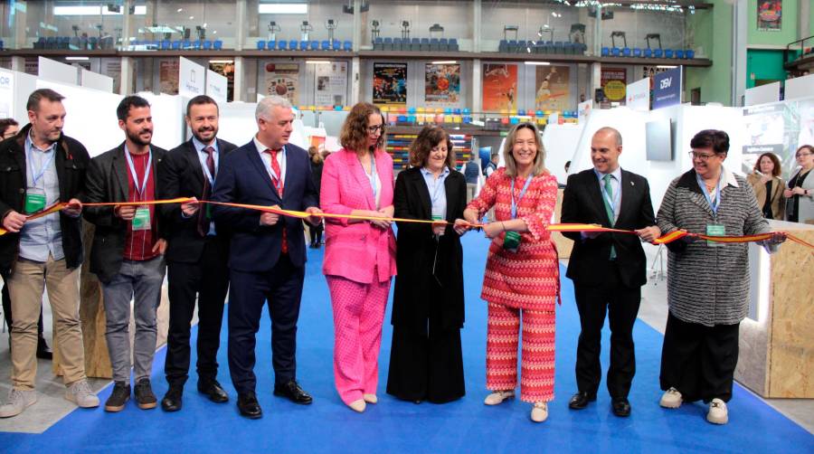 Los representantes de todas las instituciones han procedido al corte de cinta que marca el inicio de esta tercera edición de la feria