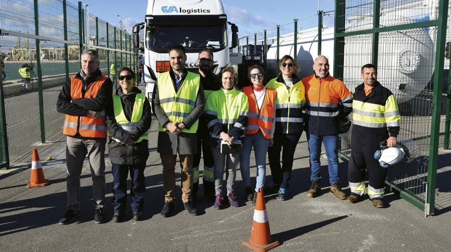 Raul Cascajo, jefe de políticas ambientales de la APV; Cristina Ballester, ingeniera del Centro Nacional del Hidrógeno; Aurelio Lázaro, técnico de la Fundación Valenciaport; y el resto del equipo de trabajo de la hidrogenera. Foto: Arturo García.