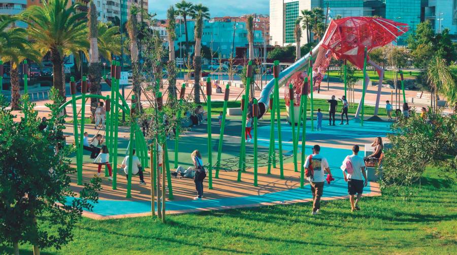 Gran tobogán con forma de flamenco de seis metros en el nuevo parque infantil.