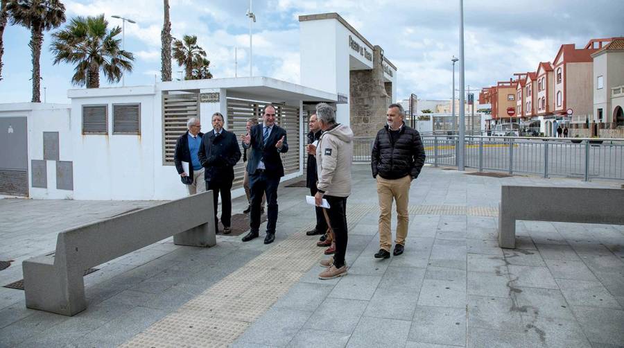 Los responsables de la Autoridad Portuaria Bahía de Algeciras (APBA) y del Ayuntamiento de Tarifa visitaron las calles que circundan el puerto.