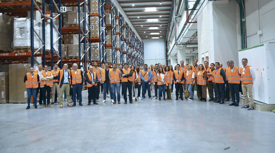 Xabier Azarloza, CEO de In Side Logistics, junto a los asistentes a la presentación de las nuevas instalaciones del operador en Riba-roja. En el evento también se ha dado a conocer el nuevo software de la firma llamado IRIS. Foto Loli Dolz.