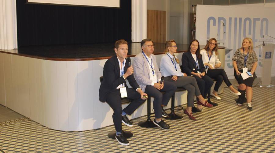 Fernando Pacheco, director general de Explora Journeys; José Luís Gómez, delegado comercial en Catalunya de Princess Cruises; Irina Solomatina, directora de operaciones Shorex de BC Tours; Beatriz Orejudo, directora general de Lantimar Group; y Alba Colet, directora comercial de Tarragona Cruise Port; y Virgina López, moderadora de la mesa redonda y directora general de Cruises News Media Group. Foto M.V.