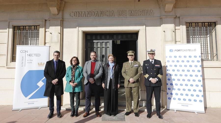 De izquierda a derecha: José María Gómez, director de la APC; Soledad Ten, subdelegada del Gobierno; Rafa Simó, presidente de la APC; Amparo Marco, alcaldesa de Castellón; Luis Manuel Monzó, subdelegado de Defensa; y Jesús Otero, capitán de navío.