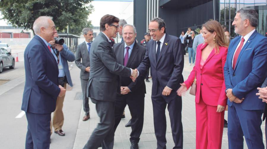 Pere Navarro, delegado especial del Estado en el CZFB: Salvador Illa, presidente de la Generalitat; Jordi Hereu, ministro de Industria; Josep Rull, presidente del Parlament de Catalunya; Blanca Sorigué, directora general del CZFB; y Miquel Sàmper, conseller de Empresa. Foto M.V.