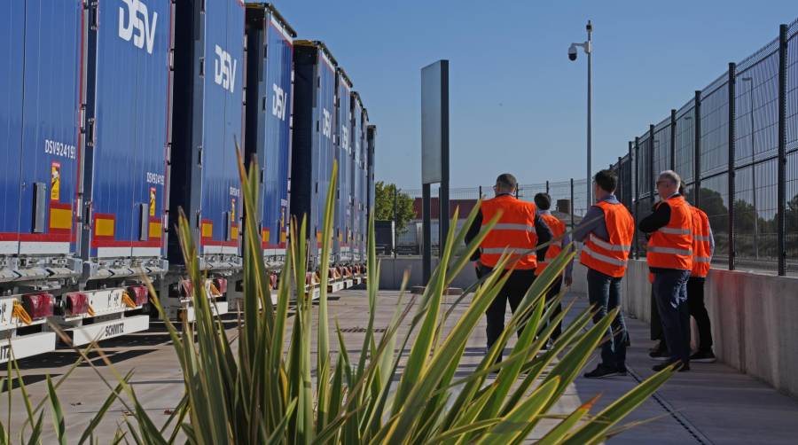 DSV refuerza su flota en España con 20 semirremolques idóneos para el transporte de carga aérea