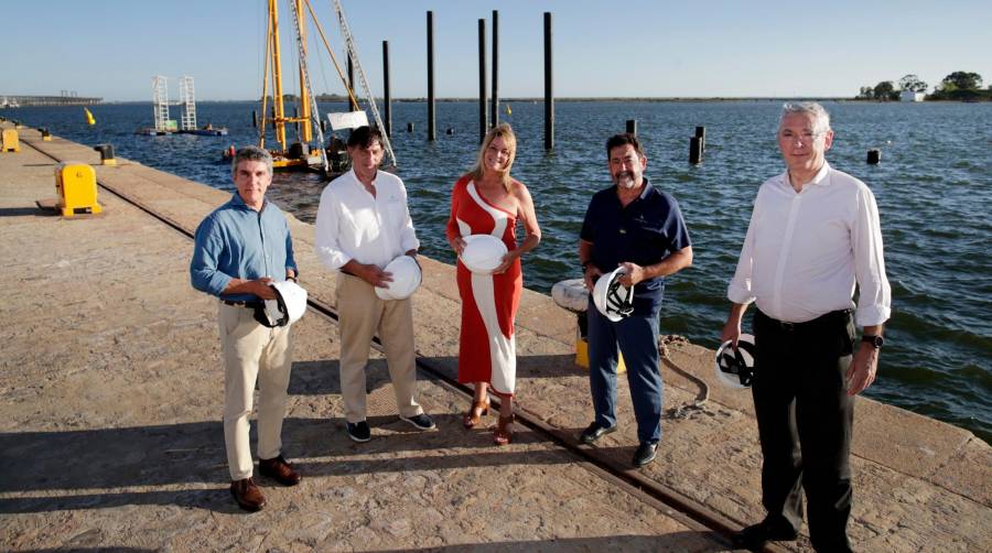 La presidenta del Puerto de Huelva, Pilar Miranda, ha visitado las obras junto con el director de la Marina del Odiel, Luis Enguita, el director del Puerto de Huelva, Ignacio Álvarez-Ossorio, y el jefe de Dominio Público Portuario, César Vera.