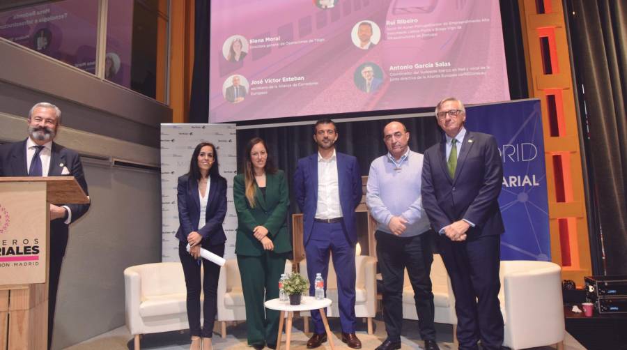 Moderadora, Silvia Roldán; Elena Moral, directora de Operaciones de Talgo; Rui Ribeiro, socio de Auren Portugal; José Víctor Esteban, secretario de la Alianza de Corredores Europeos; Antonio García, coordinador de Sudoeste Ibérico en Red. Foto M.C.