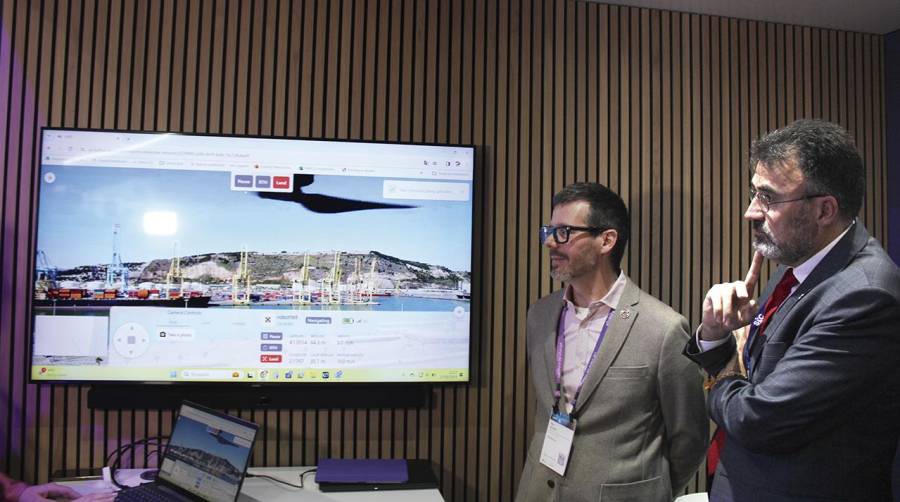 Raúl Iglesias, responsable del desarrollo del proyecto de Accenture, y Lluís Salvadó, president de Port de Barcelona, durante la demostración. Foto M.V.