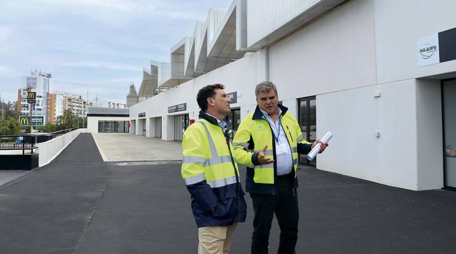 El presidente del Puerto de Huelva, Alberto Santana, acompañado por el jefe del Área de Infraestructuras, Alfonso Peña.