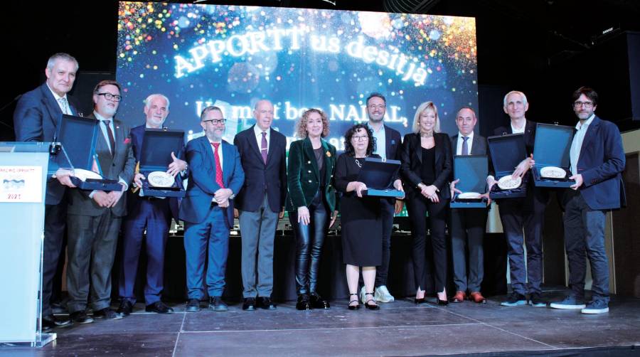 El presidente de Port Tarragona, Saül Garreta, la consellera de Territori de la Generalitat de Catalunya, Ester Capella, y el presidente de APPORT, Joan Oriol, junto a los premiados. Foto M.V