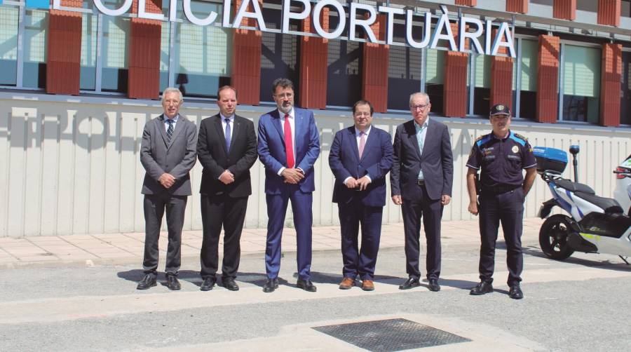 En el centro, Lluís Salvado, presidente de la AP de Barcelona y a su derecha, Joan Ignasi Elena, Conseller d’Interior de la Generalitat de Catalunya,junto con representantes de Port de Barcelona y del entorno portuario. Foto C.C.